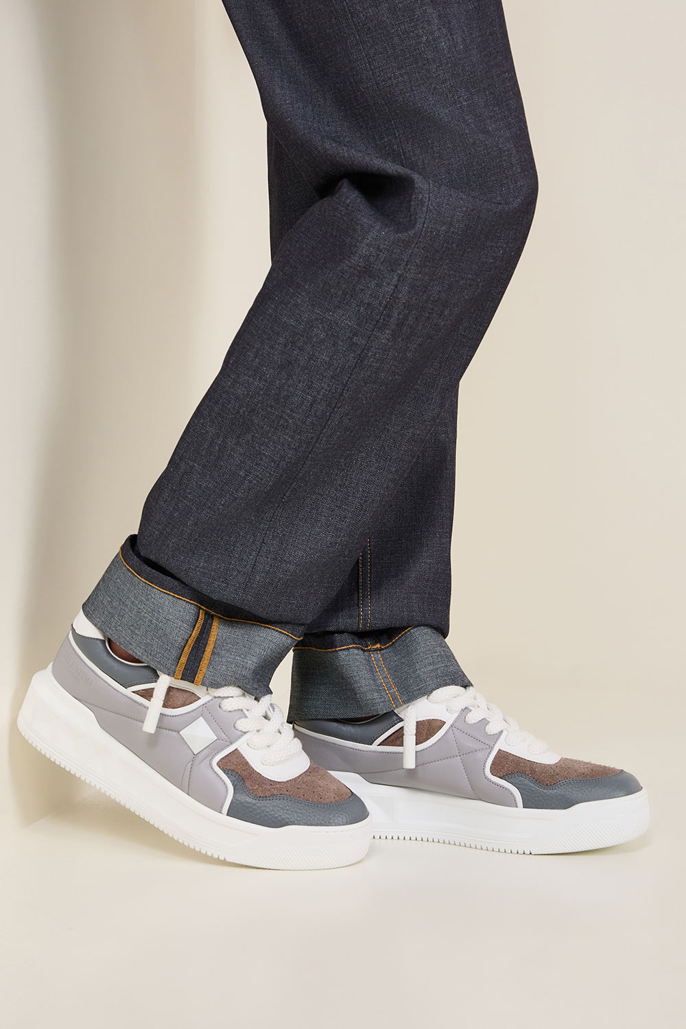 תמונת כל הלוק של נעלי סניקרס